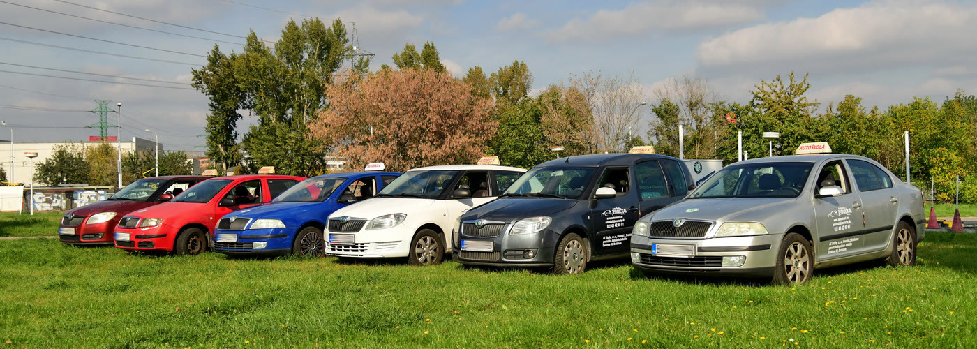 Výcvikové vozidlá Autoškoly Jednička – Škoda Fabia, Octavia a Roomster na autocvičisku